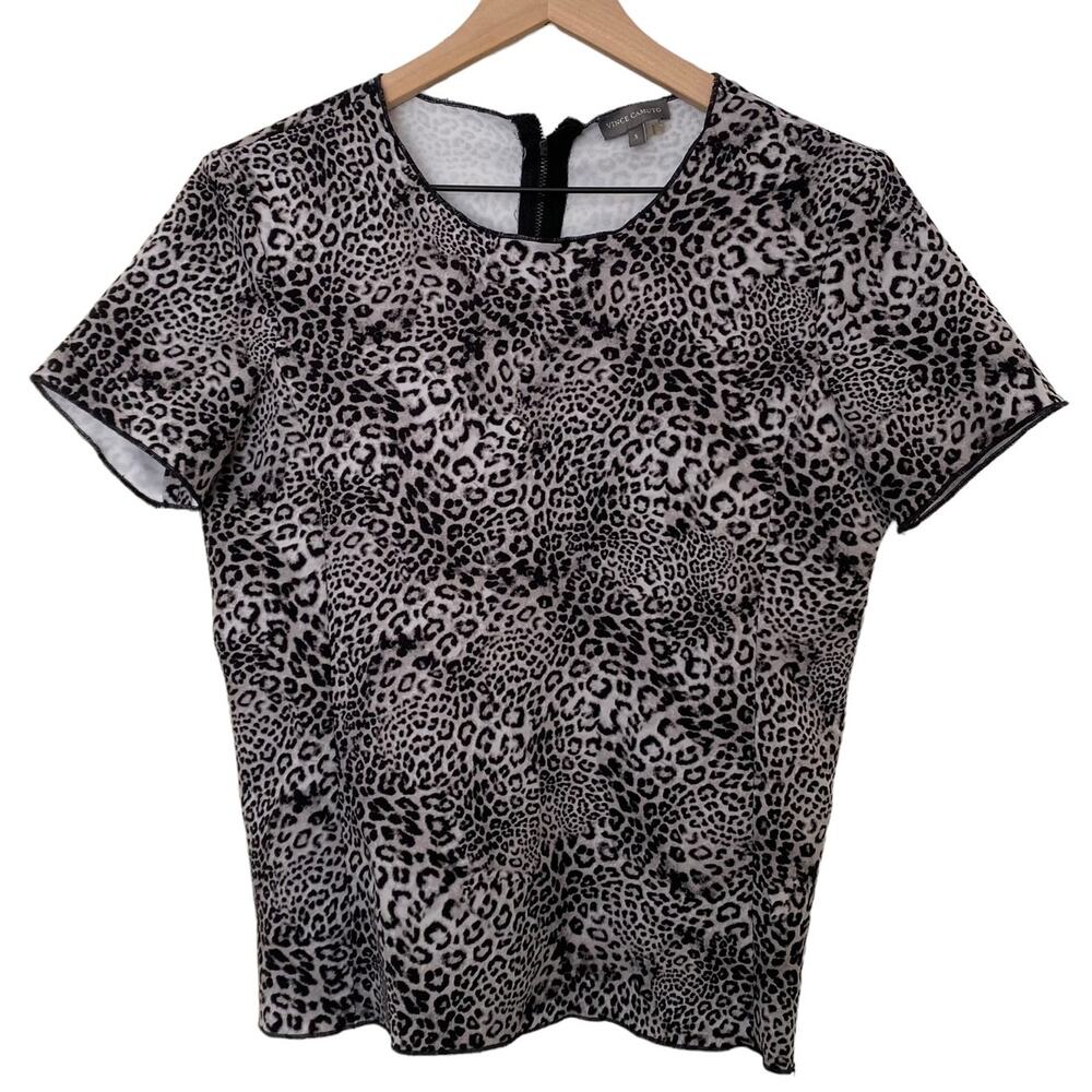 ✨Vince Camuto Snow Leopard Short Sleeve Blouse Size Small